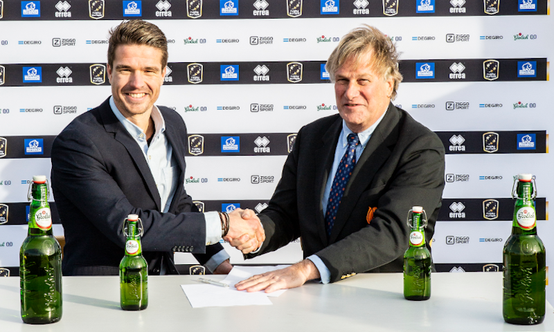 Johan Tijsseling (L) - Horeca Accountmanager Koninklijke Grolsch - en Janhein Pieterse - Voorzitter Rugby Nederland - bekrachtigen de samenwerking.